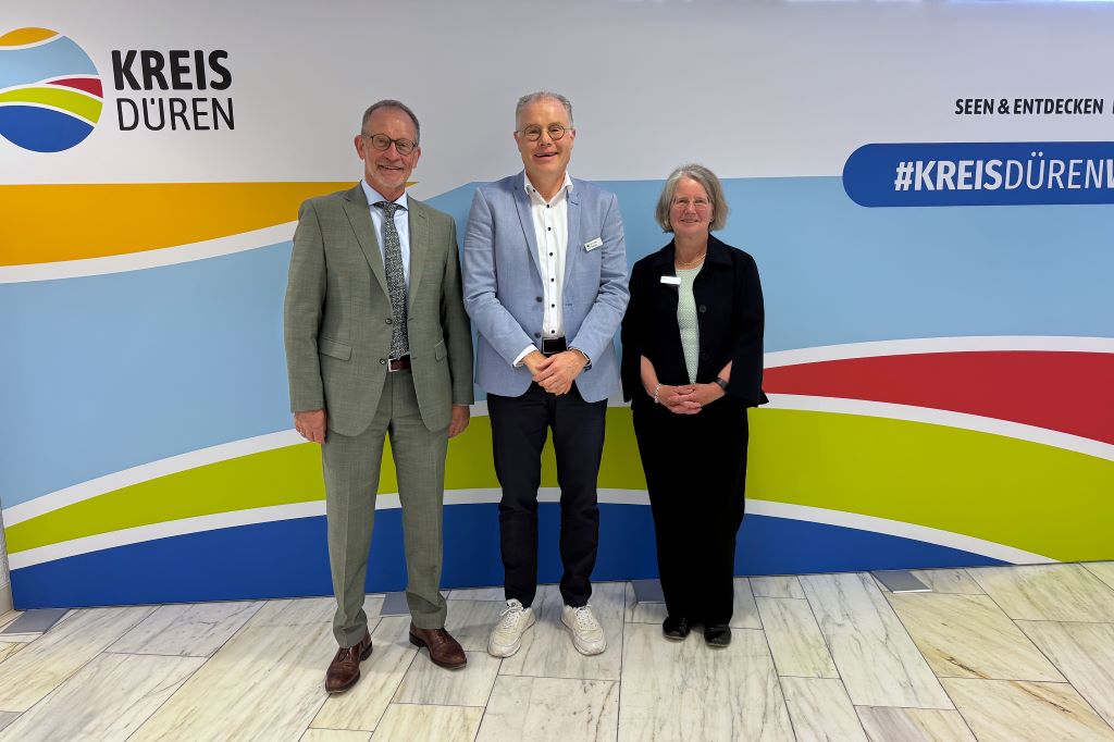 Karl-Josef Cranen, der neue alleinige Leiter der jobcom, mit Ferdinand Aßhoff, dem Beauftragten des Landes NRW (links), und der zuständigen Dezernentin, Sybille Haußmann. Foto: Kreis Düren 