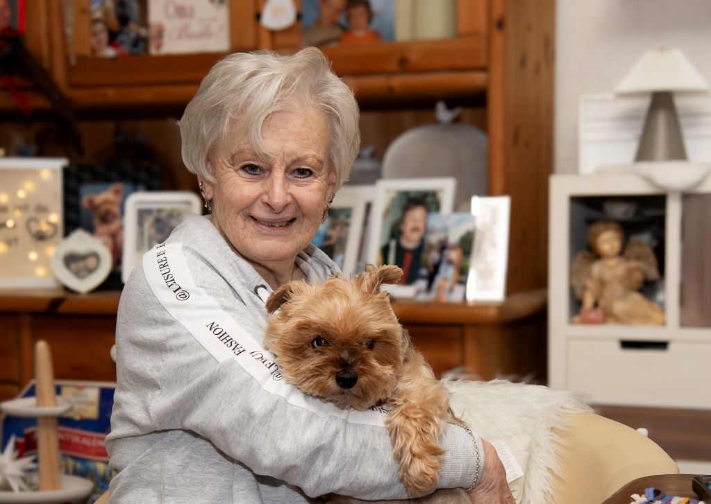 Resi Godesberg und die Yorkshire Dame Bella leben gemeinsam in einer  Wohnung des Dürener Bauvereins in  der Kämergasse.  Foto: C. Lammertz / ZieL.media 