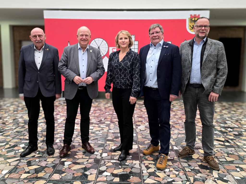 Foto: (v.l.n.r.): Rolf-Peter Hohn, Bürgermeister Frank Peter Ullrich, Susan Link, Lothar Claßen, Ingo Weber.