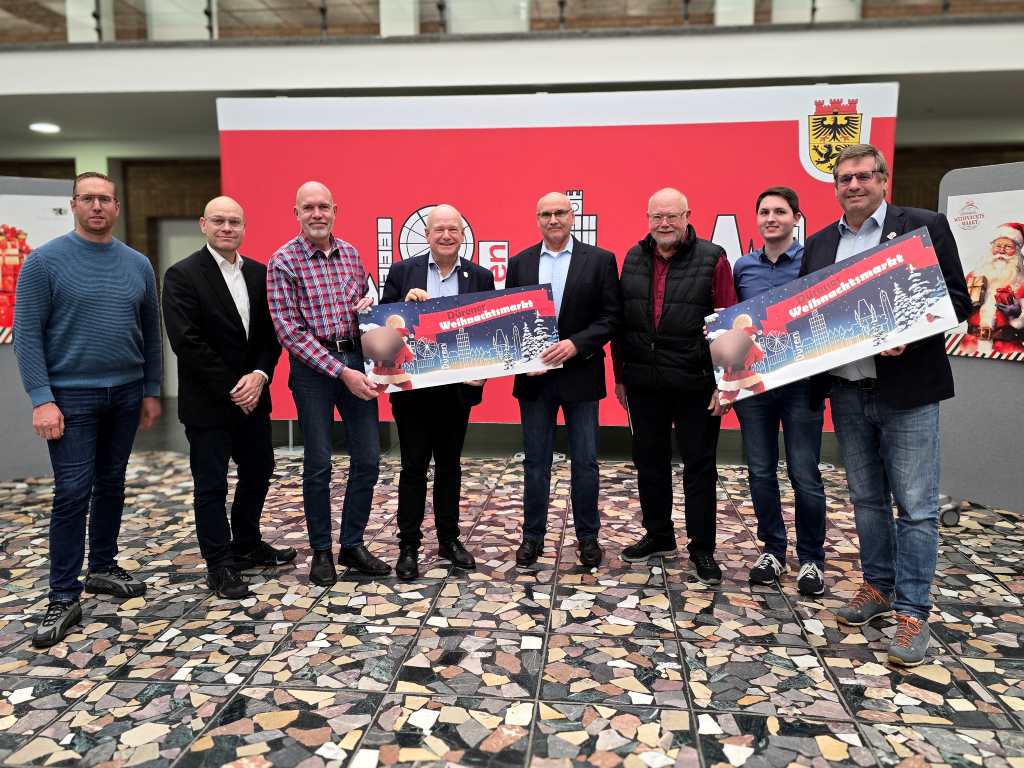 Foto: (v.l.n.r.): Gilbert Breuer, Niels-Christian Schaffert, Hans Bert Cremer, Bürgermeister Frank Peter Ullrich, Frank Blumenthal, Rudolf Schwalbach, Mats Niederau, Achim Greiff. 