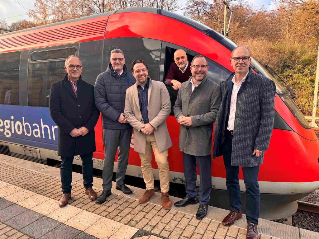 EVS EUREGIO Verkehrsschienennetz GmbH v.l.: Thomas Fürpeil, Dr. Tim Grüttemeier, Patrick Haas, Fahrer Roman Hardt, Patrick Nowicki und Dr. Norbert Reinkober.