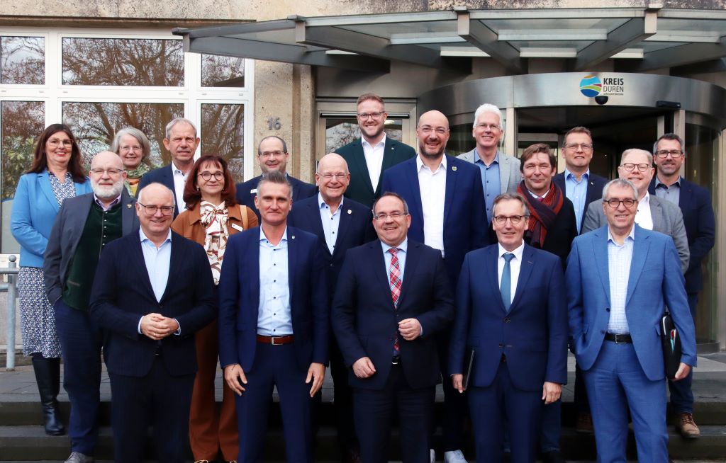 Erstes Treffen der Bürgermeister mit Landrat Dr. Ralf Nolten (vorne Mitte) und den Dezernentinnen und Dezernenten des Kreises Düren. Foto: Kreis Düren Erstes Treffen der Bürgermeister mit Landrat Dr. Ralf Nolten (vorne Mitte) und den Dezernentinnen und Dezernenten des Kreises Düren. Foto: Kreis Düren