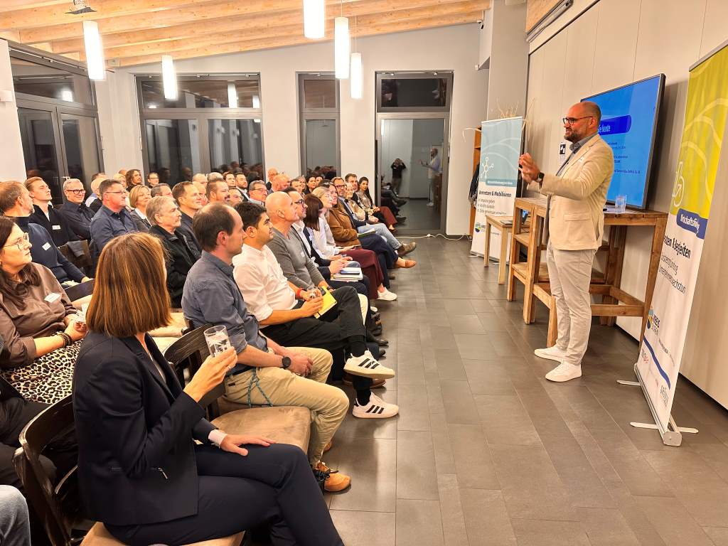 Christoph Pöhlmann, Amtsleiter für Wirtschaftsförderung, begrüßt beim UnternehmerTREFF am Indemann zahlreiche Interessierte. Foto: Kreis Düren