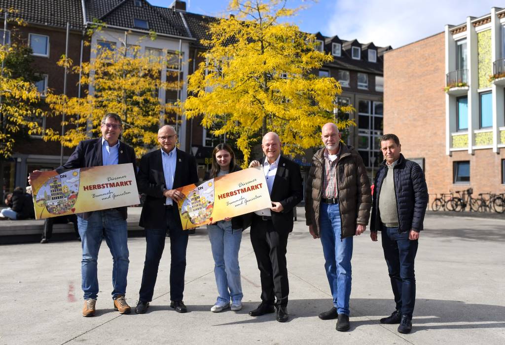 Foto: Freuen sich auf den kommenden Herbstmarkt: (v.l.n.r.) Achim Greiff, Frank Blumenthal  und Sofia Kobecke (Stadt Düren, Abteilung Marktwesen), Bürgermeister Frank Peter Ullrich, Hans Bert Cremer (Verband Reisender Schausteller) und Ulf Minartz (IG Düren City e.V.).