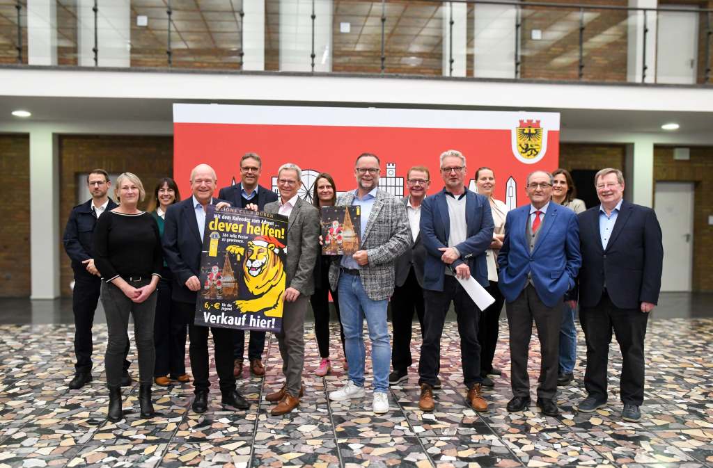 Gruppenfoto mit Vertreterinnen und Vertretern des Lions Clubs Düren e.V. sowie der begünstigten Einrichtungen und Initiativen.