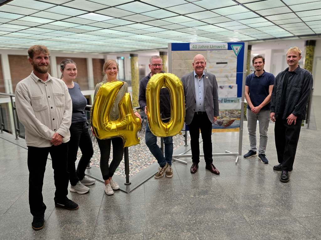 Foto: (v.l.n.r.) Simon Seifert, Yamina Lüttgen, Jennifer Skubis, Benjamin Raßmanns, Bürgermeister Frank Peter Ullrich, Steffen Rosier, Niklas Fohl.