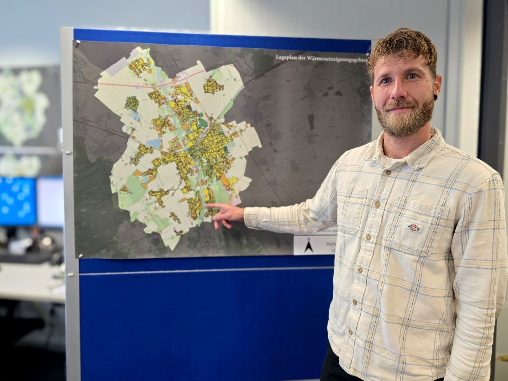 Foto: Simon Seifert, Klimaschutzmanager der Stadt Düren, präsentiert die beschlossene kommunale Wärmeplanung für Düren.