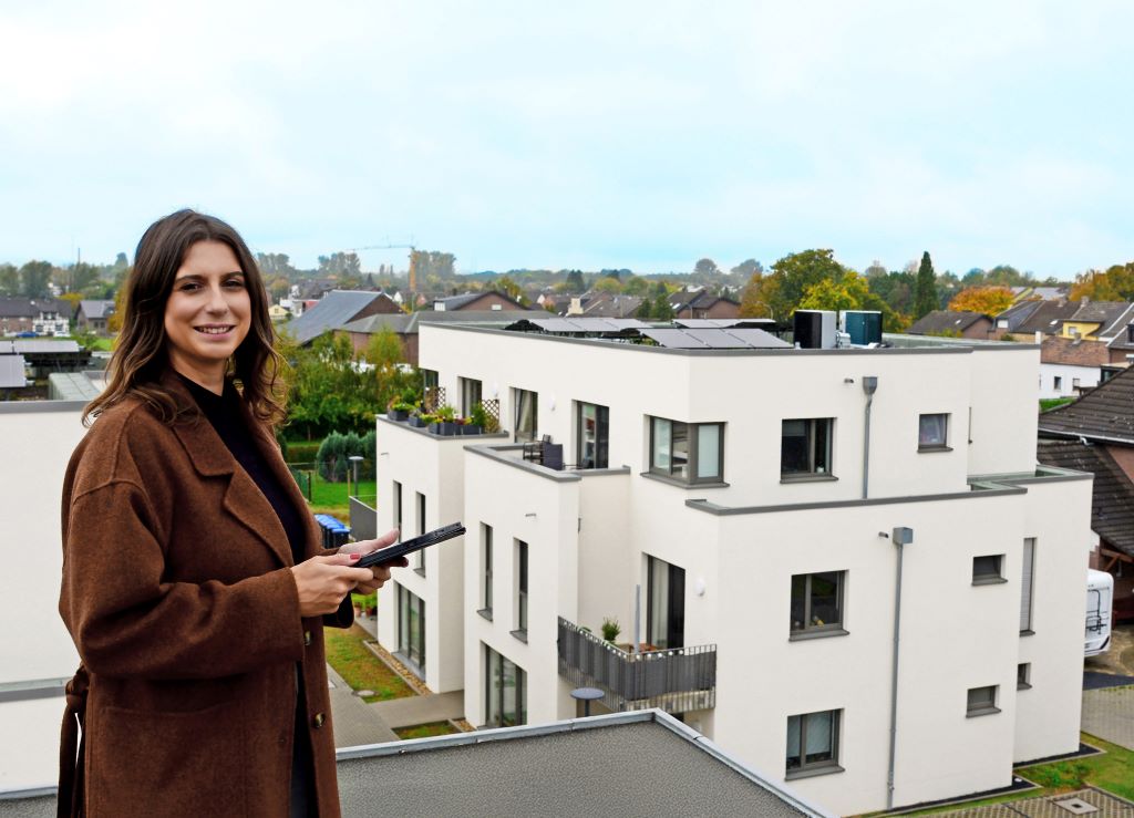 Über den Dächern von Niederzier:  Architektin Vanessa Hüttl hat für den  Dürener Bauverein an der Realisie rung des neuen Wohnquartiers an  der Zehnthofstraße mitgewirkt.                    Foto: C. Lammertz / Ziel.media
