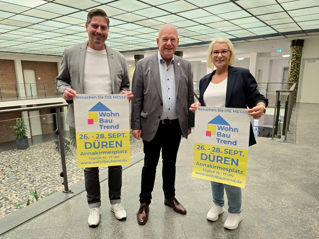 Bürgermeister Frank Peter Ullrich (Mitte) zusammen mit den Organisatoren der Baumesse Simone Becker (r.) und Marcell Becker (l.).