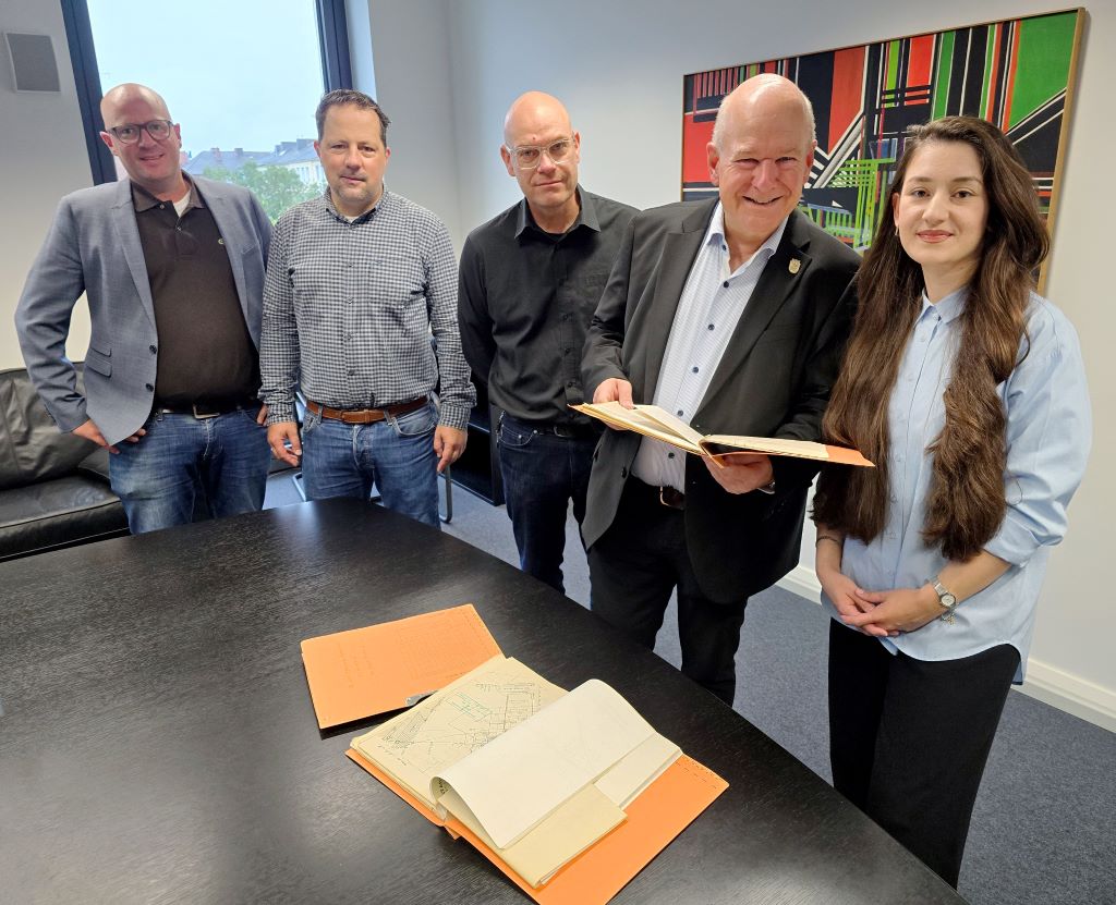 Foto: (v.l.n.r.) Benjamin Savelsberg (Leiter Stadtentwässerung Düren), Stefan Marks (stv. Leiter Stadtentwässerung Düren), Niels-Christian Schaffert (Technischer Beigeordneter der Stadt Düren), Bürgermeister Frank Peter Ullrich, Kübra Sayin (Stadtentwässerung Düren).