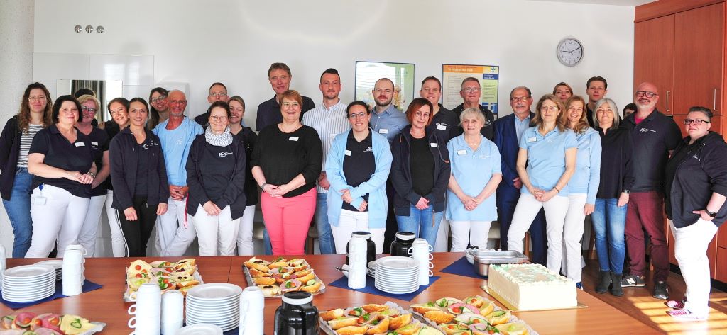 Foto (© Kaya Erdem): Gemeinsames Frühstück mit dem DRZ-Team und der Geschäftsführung anlässlich des 20-jährigen Jubiläums der neurologischen Rehabilitation im Dürener Rehazentrum am St. Augustinus-Krankenhaus in Düren-Lendersdorf