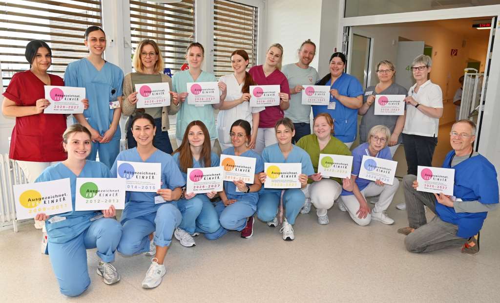 Foto (© T. Opgenorth): Große Freude über den Erfolg und die Wertschätzung der guten Arbeit in der Klinik für Kinder- und Jugendmedizin im St. Marien-Hospital in Düren