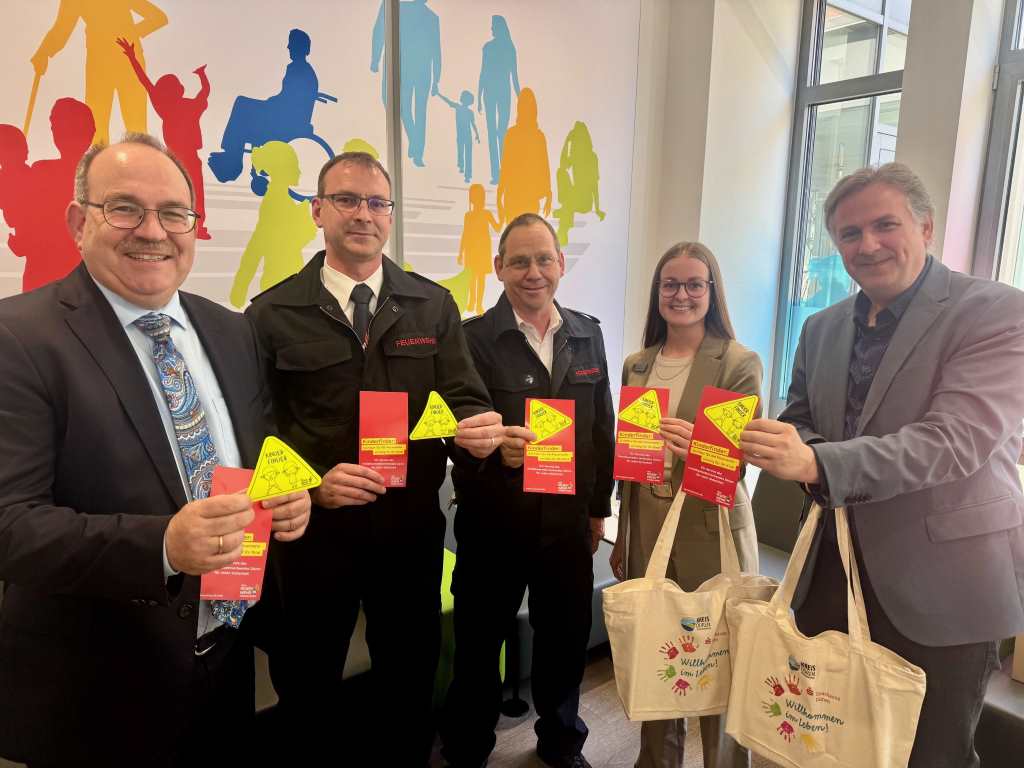 Neuer Inhalt für den Baby-Begrüßungsdienst: Über die neuen Aufkleber „Kinderfinder“ vom Kreisfeuerwehrverband freuen sich Landrat Dr. Ralf Nolten, Marco Pütz, Karlheinz Eismar (beide Kreisfeuerwehrverband), Annalena Schäfer (Koordinatorin Baby-Begrüßungsdienst) und Jugendamtsleiter Georg Becker (v.l.). Foto: Kreis Düren
