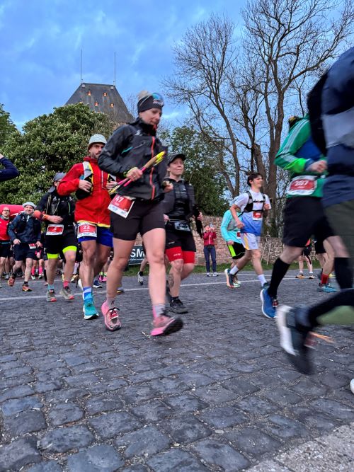 Erster Start in den frühen Morgenstunden: Die Teilnehmenden des 77 km Trail-Runs liefen bei Sonnenaufgang los. Foto: Kreis Düren