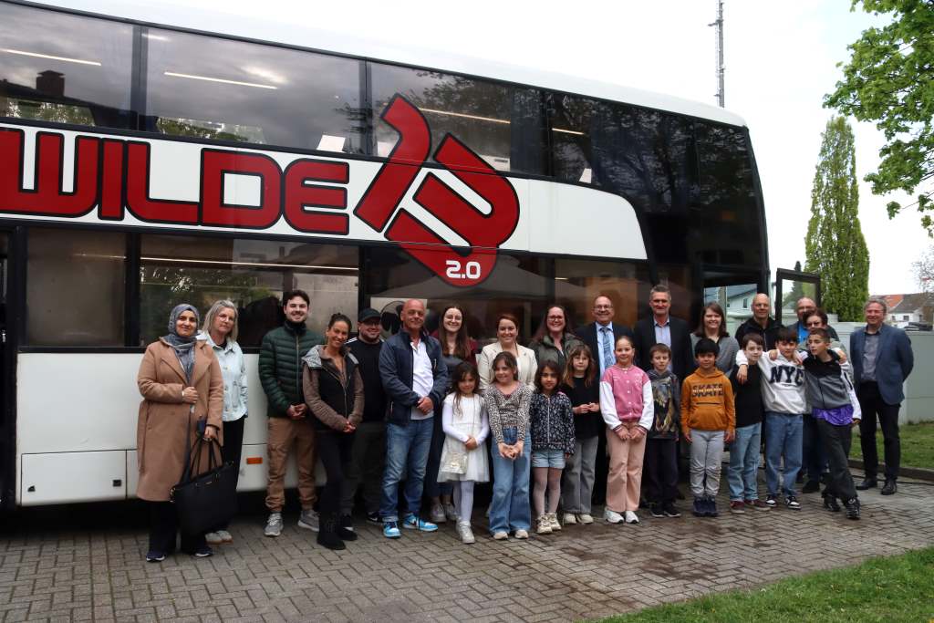 Ein starkes Team für eine starke Sache: In Huchem-Stammeln ist nun der neue Standort des Jugendbusses „Die Wilde 13 2.0“ eröffnet worden. Foto: Kreis Düren