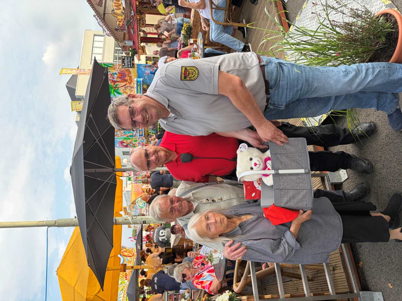 Beppo und Anita Felten (li.) bei der Übergabe des Abschiedsgeschenks durch Frank Blumenthal (2.v.r.) und Platzmeister Achim Greiff (re.) auf der Dürener Annakirmes.