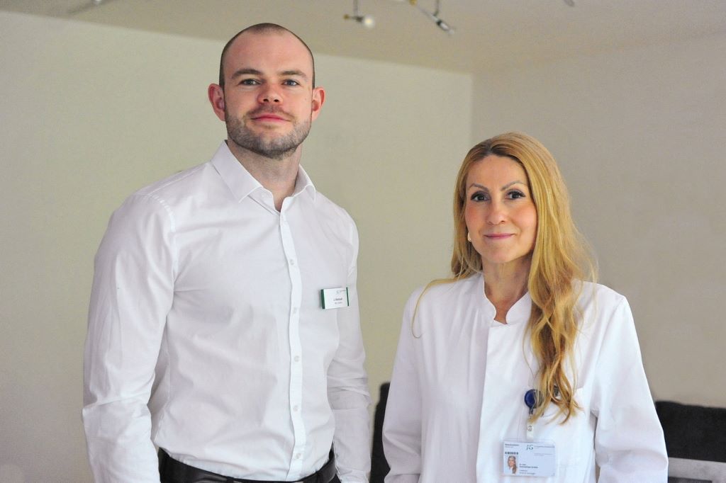 Foto (© Kaya Erdem) v.l.: Julian Kleinpaß (Kfm. Direktor St. Augustinus-Krankenhaus) und Dr. med. Ummehan Ermis (Chefärztin der Neurologie im St. Augustinus-Krankenhaus)