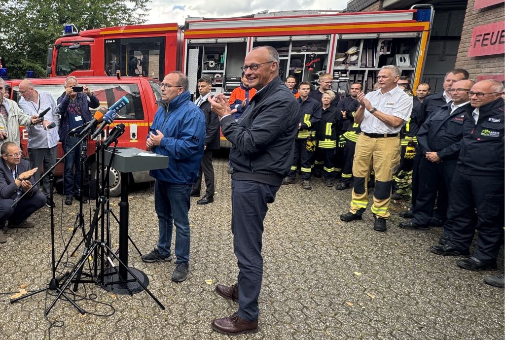 Bundeskanzler Friedrich Merz und Landrat Dr. Ralf Nolten während ihres Statements vor einer großen Medienschar an der Feuerwache in Gey. Foto: Kreis Düren
