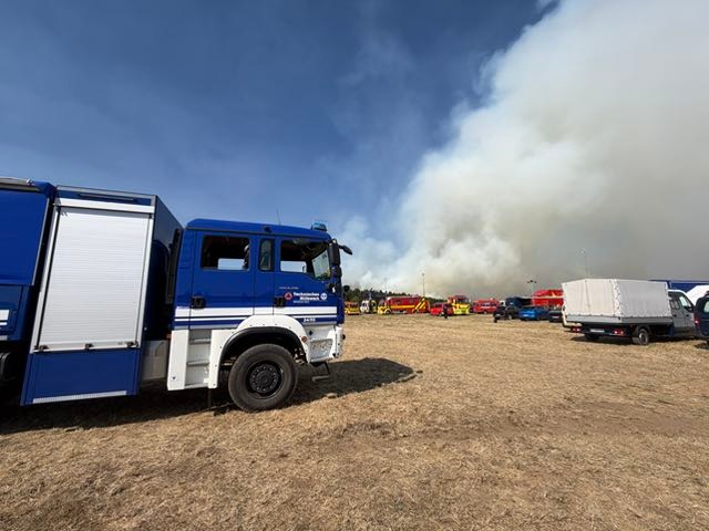 Dicke Rauchschwaden des Waldbrands ziehen über den Sammelplatz. Foto: THW/Nina Riesch (OV Hürtgenwald)