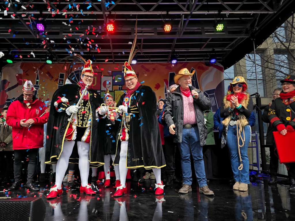 Auf der Bühne von „Jeck am Markt“ übergab Bürgermeister Frank Peter Ullrich (5.v.l.) die Stadtschlüssel an das Prinzenpaar der Stadt Düren, Daniel I. (2.v.l) und Ingo II. (4.v.l.).