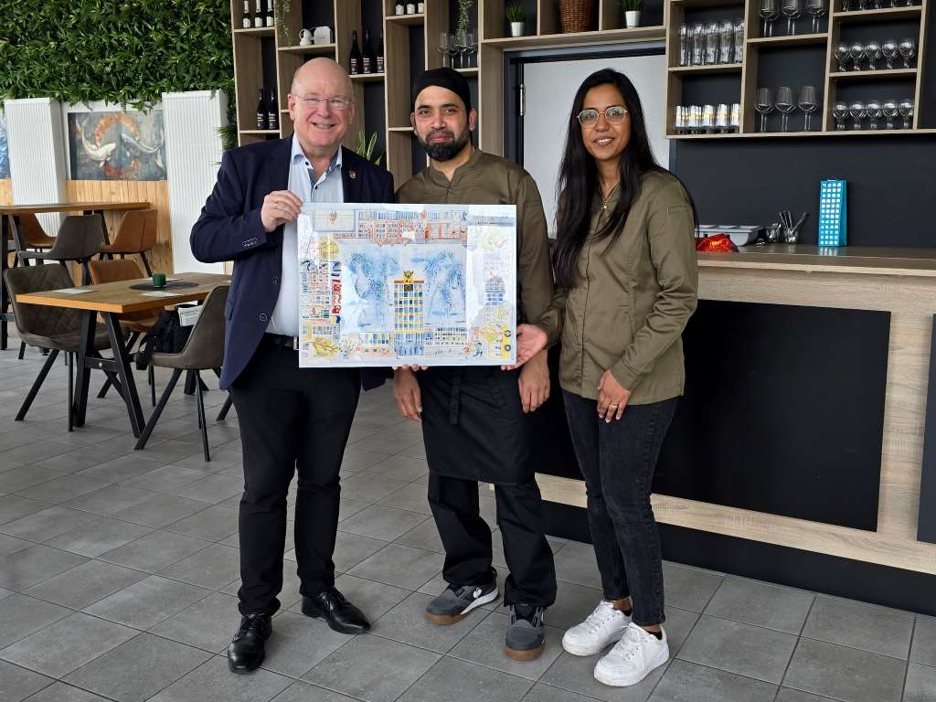 Kurz vor der Eröffnung hat Bürgermeister Frank Peter Ullrich (l.) dem Betreiberpaar der neuen Gastronomie im Rurbad Düren, Jeevitha Sutharssan und ihrem Mann Kandasamy, einen erfolgreichen Start und gutes Gelingen für die neue Aufgabe gewünscht.