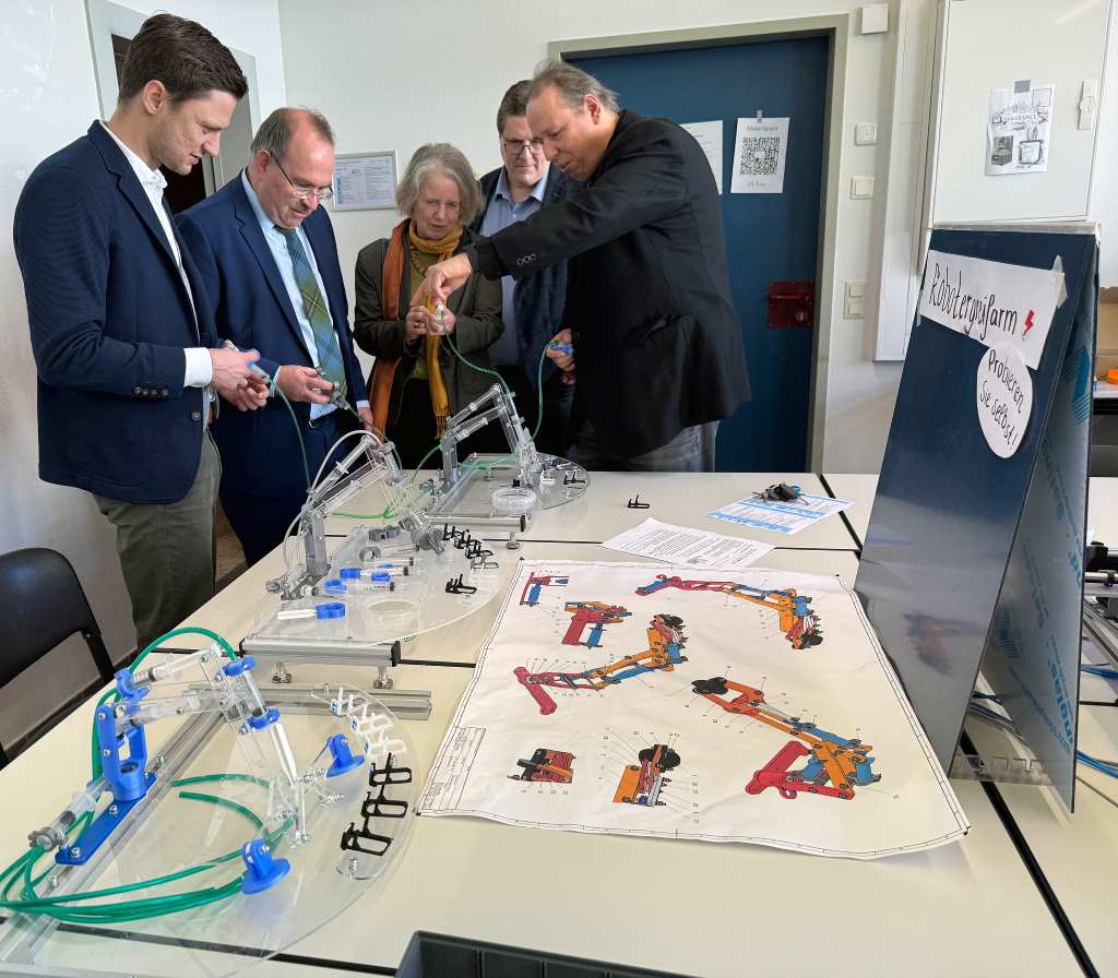 Besuchten am Tag der offenen Tür alle Berufskollegs des Kreises Düren: Landrat Dr. Ralf Nolten (2. v. l.), Kreisdirektor Dr. Martin Stiller (l.) und Schuldezernentin Sybille Haußmann im Kolleg für Technik mit Schulleiter Hagen Hußmann (2. v. r.) und Axel Großmann (Fachbereichsleiter Mechatronik). Foto: Kreis Düren 