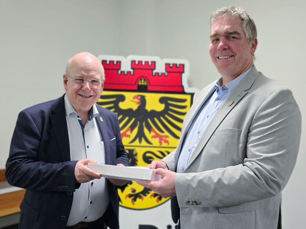 Dürens Stadtkämmerer und Erster Beigeordneter, Stephan Schlaak (r.), und Bürgermeister Frank Peter Ullrich mit dem heute vom Rat der Stadt Düren verabschiedeten Doppelhaushalt für die Jahre 2026 und 2027.
