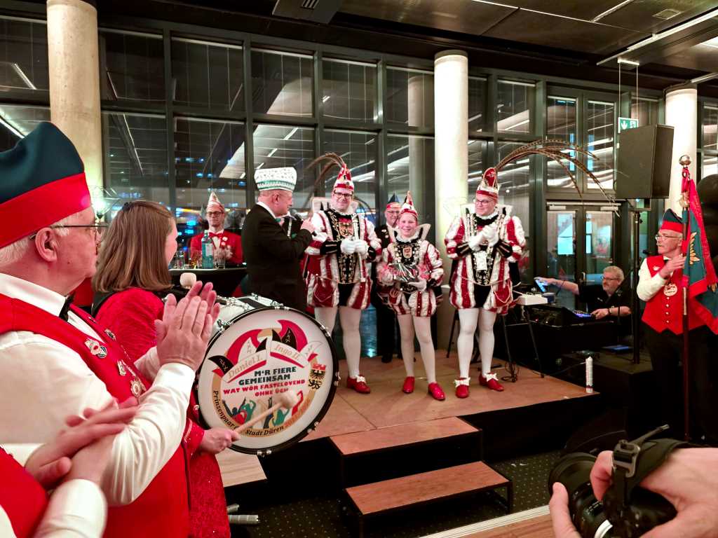 Bürgermeister Frank Peter Ullrich dankte Kinderprinz Tom II. und dem Dürener Prinzenpaar Daniel I. und Ingo II. für eine grandiose Session.