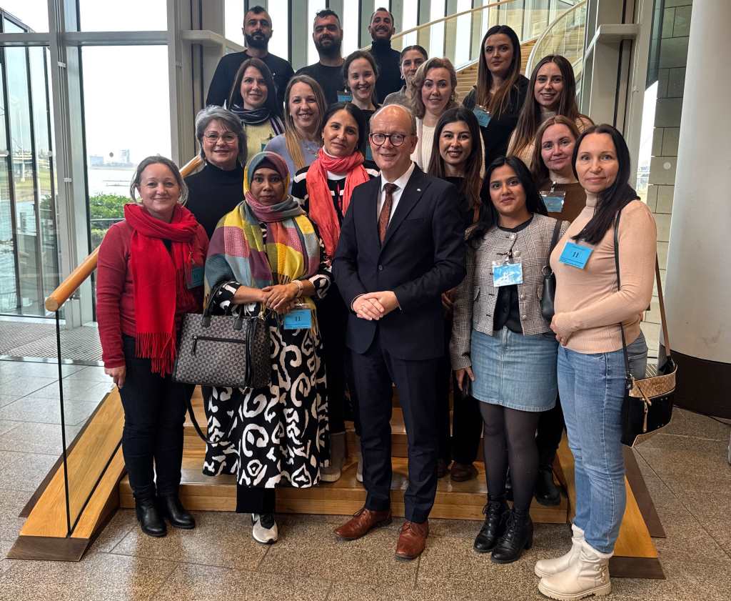 Bei ihrem Besuch im NRW-Landtag trafen die Teilnehmerinnen und Teilnehmer unter anderem auch Landtagspräsident André Kuper.
