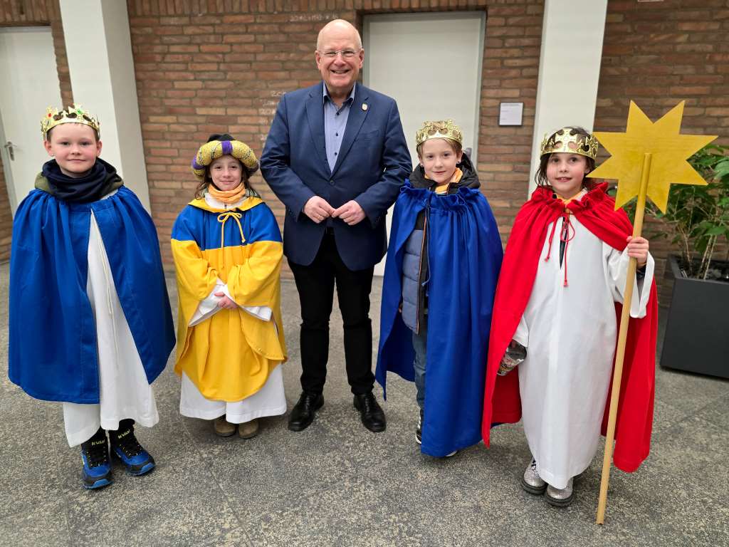 Im Rathaus empfing Bürgermeister Frank Peter Ullrich eine Abordnung der Sternsinger der Pfarre St. Lukas. 