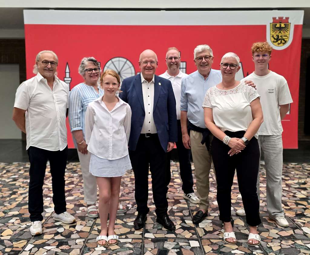 Gemeinsam mit ihrer Familie und dem Präsidenten des Festkomitee Dürener Karneval, Wino Ulhas (6.v.l.) traf die designierte Kinderprinzessin Clara-Marie I. (3.v.l.) Bürgermeister Frank Peter Ullrich (4.v.l.) im Rathaus zu einem ersten Austausch. Gemeinsam mit ihrer Familie und dem Präsidenten des Festkomitee Dürener Karneval, Wino Ulhas (6.v.l.) traf die designierte Kinderprinzessin Clara-Marie I. (3.v.l.) Bürgermeister Frank Peter Ullrich (4.v.l.) im Rathaus zu einem ersten Austausch.