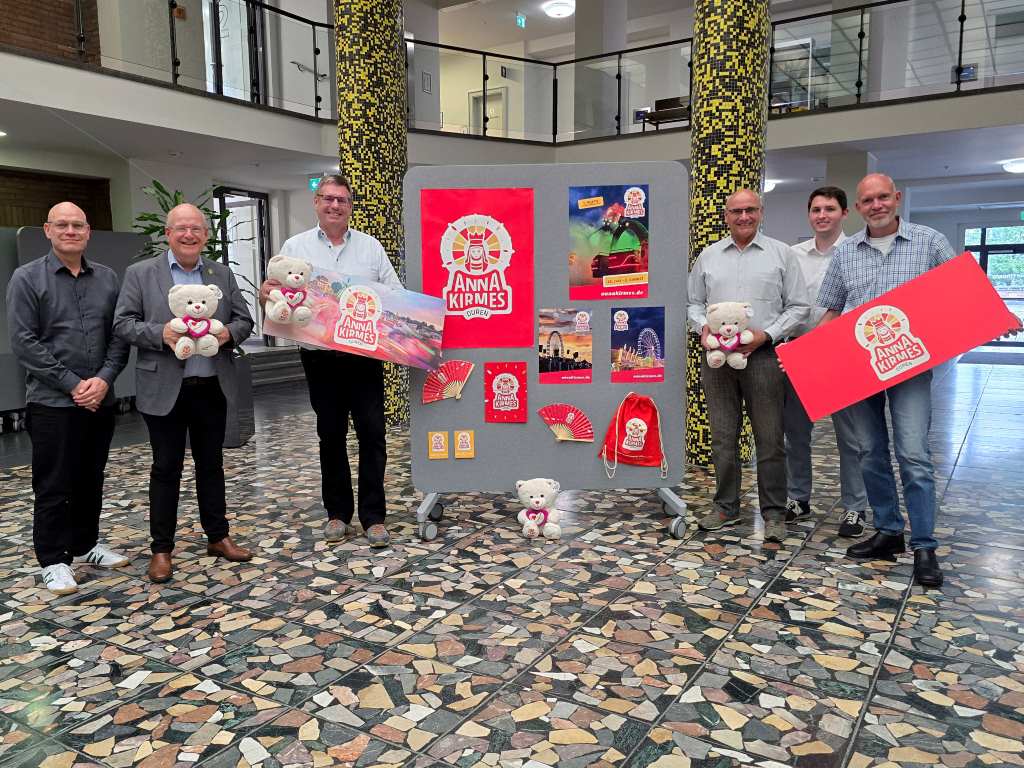Foto: (v.l.n.r.): Niels-Christian Schaffert (Technischer Beigeordneter der Stadt Düren), Bürgermeister Frank Peter Ullrich, Platzmeister Achim Greiff (Stadt Düren), Frank Blumenthal, Mats Niederau (beide Stadt Düren), Hans Bert Cremer (Vorsitzender Verband Reisender Schausteller).