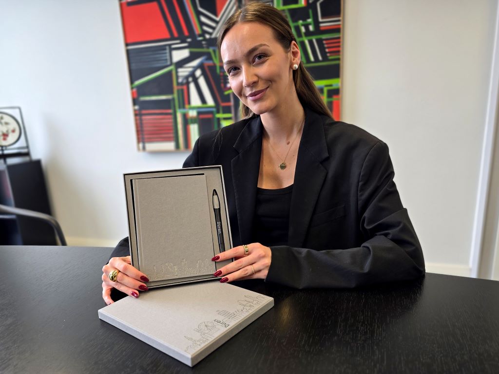 Melissa Abaza aus der Repräsentationsabteilung der Stadt Düren präsentiert das neue repräsentative Geschenkset, das zukünftig bei offiziellen Anlässen verschenkt wird.