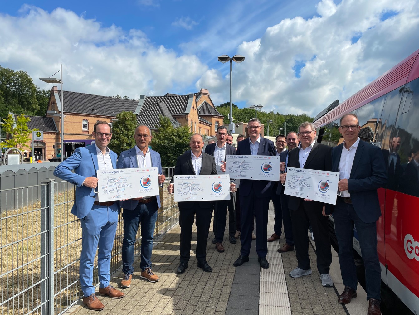 go.Rheinland GmbH - v. l.: Vorsitzender der DB-Regionalleitung NRW Markus Kaupper, EVS-Geschäftsführer Thomas Fürpeil, Staatssekretär im NRW-Verkehrsministerium Viktor Haase, AVV- und go.Rheinland-Geschäftsführer Hans-Peter Geulen, Städteregionsrat Dr. Tim Grüttemeier, EVS-Geschäftsführer Christian Hartrampf und go.Rheinland-Geschäftsführer Dr. Norbert Reinkober. 