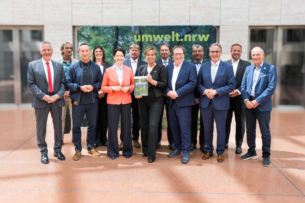 © MUNV NRW/ Andrea Bowinkelmann  Der dauerhafte Erhalt des Hambacher Waldes und seine ökologische Vernetzung sind geklärt. Eine Arbeitsgruppe bestehend aus Ministerien, Kommunen der Region, der RWE Power AG, Vertretern des Naturschutzes und der Landwirtschaft hat ein umfassendes Konzept erarbeitet. Eine gemeinsame Erklärung, die bislang offene Fragen zur Zukunft des Hambacher Waldes beantwortet, unterzeichneten die Beteiligten am Dienstag, 9. Juni 2026, gemeinsam im Umweltministerium. Demnach sollen die Wälder unter Schutz gestellt und die Flächen künftig in öffentliches Eigentum überführt werden.  