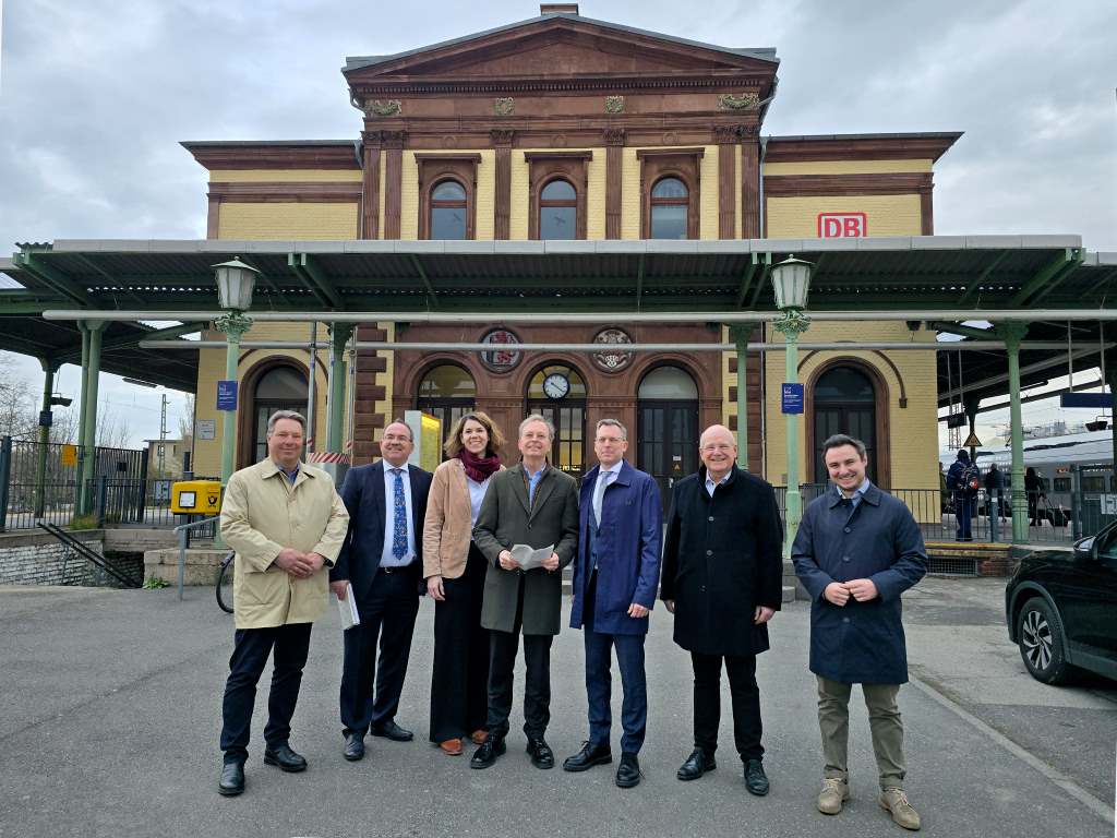 Foto: (v.l.n.r.) Stefan Weschke (Fraktionsvorsitzender der CDU im Stadtrat), Landrat Dr. Ralf Nolten, Sonja Kosche (Deutsche Bahn), Thomas Rachel (MdB), Dr. Jens Gräfer (Generalbevollmächtigter der Deutschen Bahn für NRW), Bürgermeister Frank Peter Ullrich, Sebastian Eich (persönlicher Referent des Bürgermeisters und Koordinator für das Innovationsquartier Düren).