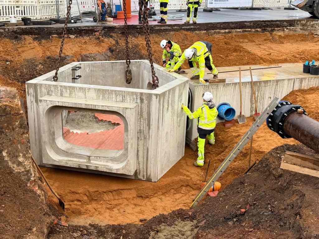 An der Kreuzung Malteserstraße/Veldener Straße ist ein 28 Tonnen schweres Schachtbauwerk erfolgreich eingesetzt worden. An der Kreuzung Malteserstraße/Veldener Straße ist ein 28 Tonnen schweres Schachtbauwerk erfolgreich eingesetzt worden.