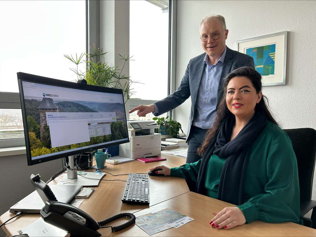 Freuen sich über das zusätzliche Angebot der job-com: Karl-Josef Cranen, Leiter des Jobcenters, und Stefanie Cremers, Leiterin Arbeitgeberservice bei der job-com des Kreises Düren. Foto: Kreis Düren