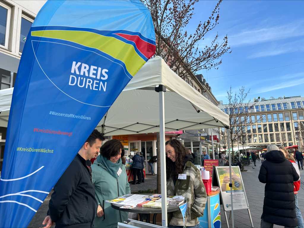 Mitarbeitende des Gesundheitsamtes des Kreises Düren haben ihre Arbeit erstmals mit einem Stand in der Dürener Innenstadt vorgestellt. Foto: Kreis Düren