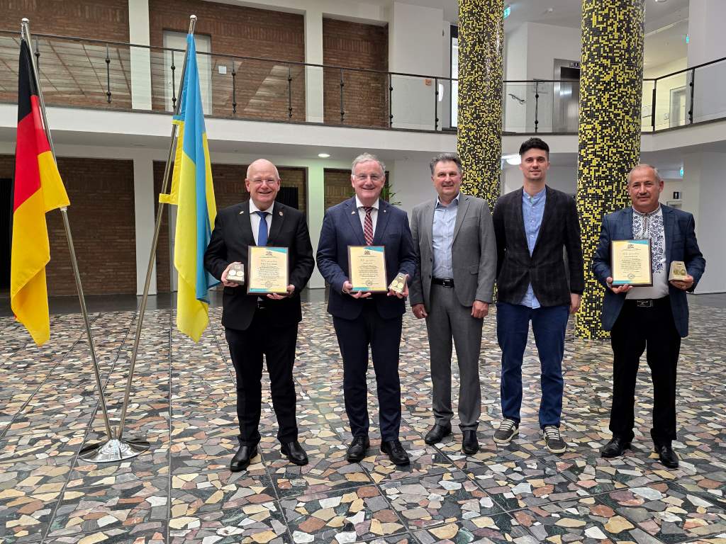 Foto: Der Sekretär des Baptistenbundes der Region Lwiw, Alexander Romaniuk (3.v.l.) überreichte Bürgermeister Frank Peter Ullrich (1.v.l.), Bürgermeister a. D. Paul Larue (2.v.l.) und Edward Schulz (5.v.l.) von der Baptistengemeinde Düren die Medaille „Für die Opferbereitschaft und Liebe zur Ukraine“ für ihr langjähriges und außergewöhnliches Engagement zugunsten der Menschen in der Ukraine. (Mit im Bilde: Dima Berhilevych (4.v.l.) – ebenfalls vom Baptistenbundes der Region Lwiw) 