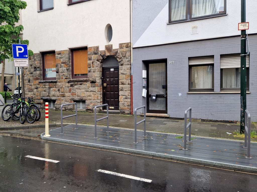 Eine der drei mobilen Fahrradplattformen der Stadt Düren steht jetzt in der Oststraße. Die beiden anderen Am Pletzerturm und in der Nörvenicher Straße.