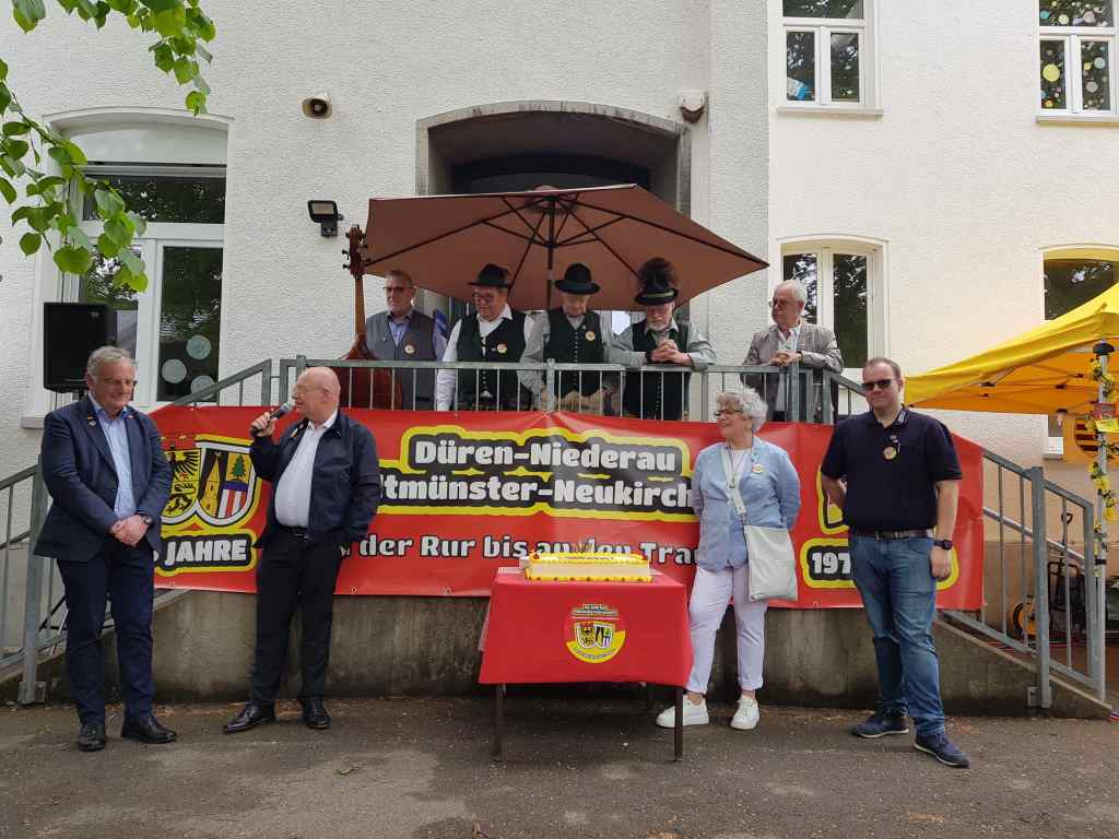 Mit Musik, Begegnungen und vielen persönlichen Gesprächen ist in Düren-Niederau erstmals ein deutsch-österreichisches Ortsfest im Zeichen der Städtepartnerschaft zwischen Düren und Altmünster gefeiert worden.