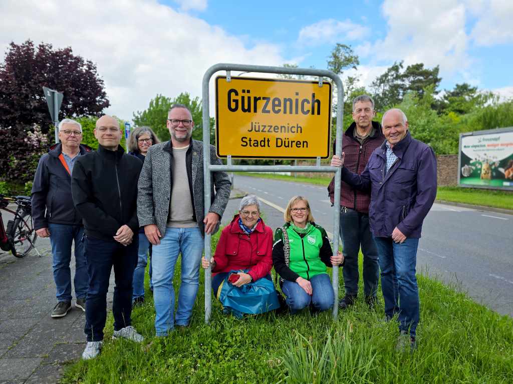 Auf der Bahnstraße in Gürzenich wurden heute die neuen Ortseingangsschilder mit dem Zusatz „Jüzzenich“ aufgestellt.