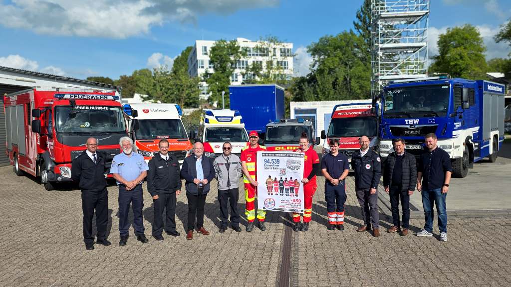 „Wir für Düren – Ehrenamt ist Ehrensache“ – Gemeinsame Kampagne wirbt um Nachwuchs für Dürener Hilfsorganisationen. Schirmherr der Aktion ist Bürgermeister Frank Peter Ullrich (4.v.l.).