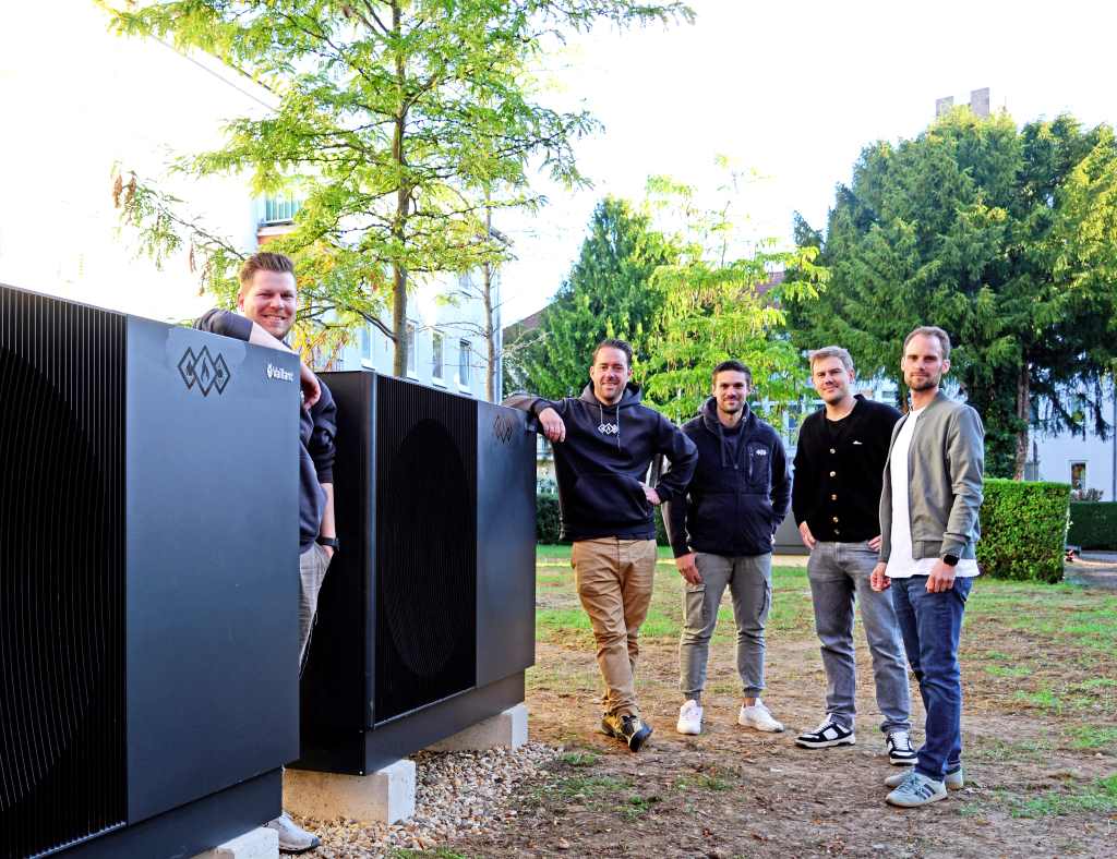 Die Verantwortlichen von Dürener Bauverein und Inwateck an den gro ßen Wärmepumpen im Garten der Häuser Steinweg 7 und 9. Foto: C. Lammertz / ZieL.media Die Verantwortlichen von Dürener Bauverein und Inwateck an den gro ßen Wärmepumpen im Garten der Häuser Steinweg 7 und 9. Foto: C. Lammertz / ZieL.media