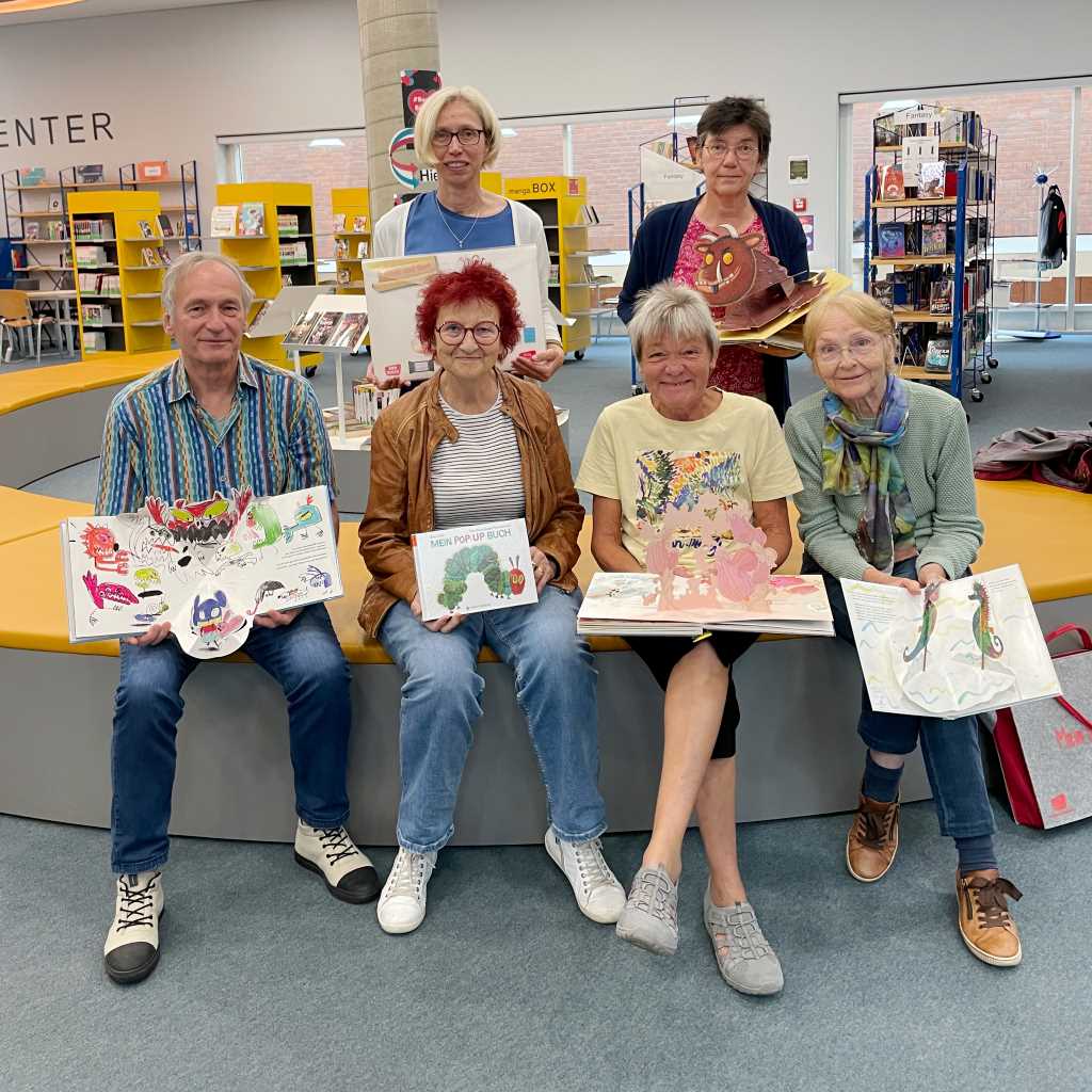 Der Förderverein der Stadtbücherei übergab jetzt 15 neue Pop-up-Bilderbücher an die Stadtbücherei Düren.