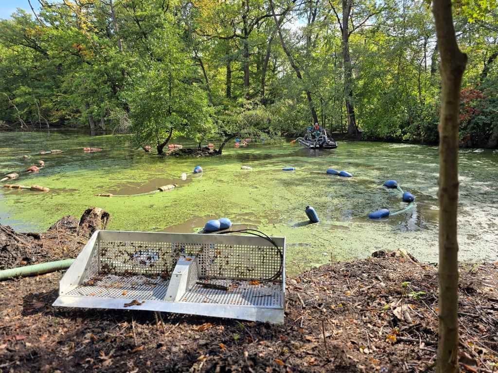 Für die Entschlammung der Teiche an Gut Weyern wird unter anderem ein Amphibienfahrzeug mit Unterwasser-Schneidkopf und Absaugung eingesetzt.