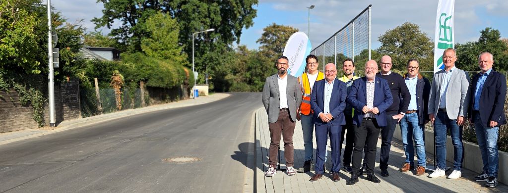 Nach rund neun Monaten Bauzeit sind die umfangreichen Straßen- und Kanalarbeiten in der Straße „Papiermühle“ erfolgreich abgeschlossen. Nach rund neun Monaten Bauzeit sind die umfangreichen Straßen- und Kanalarbeiten in der Straße „Papiermühle“ erfolgreich abgeschlossen.