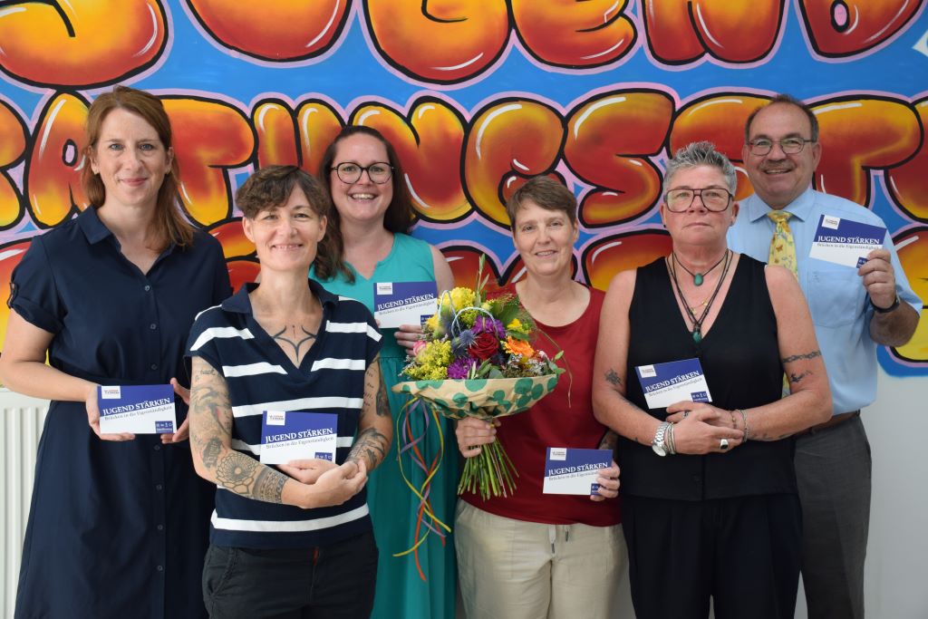 Feiern das Jubiläum: Karina Siebertz, Geschäftsführerin Sozialwerk Dürener Christen e.V., Manuela Junker, Streetworkerin Sozialwerk Dürener Christen, Kathrin Sartorius, Amt für Kinder, Jugend und Familie Kreis Düren, Sigrid Wilwers, Casemanagerin Sozialwerk Dürener Christen e.V., Jana Henning, Streetworkerin Sozialwerk Dürener Christen und Landrat Dr. Ralf Nolten (v.l.). Foto: Kreis Düren